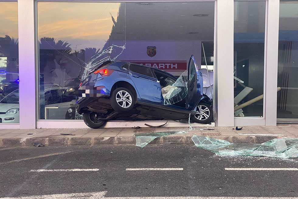 Un coche se empotra contra la cristalera del concesionario de Cabrera